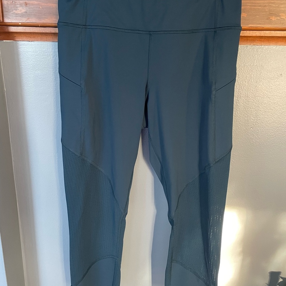 Athleta Navy Cropped Leggings‎